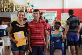 Casal exibe envelope com a cópia de contratos de créditos assinados. Crédito: Incra Oeste do Pará/Luís Gustavo